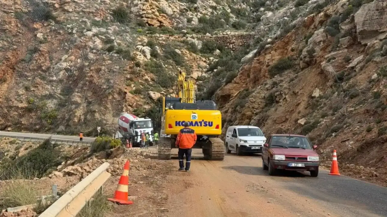 coken-antalya-mersin-yolunda-calismalar-suruyor-trafik-kontrollu-saglaniyor