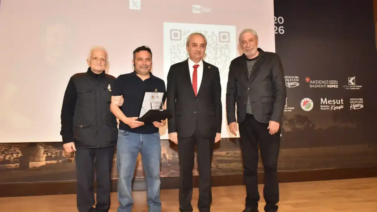 kepez-kitap-fuarinda-onur-konugu-izgorene-yogun-ilgi