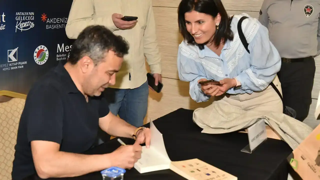 kepez-kitap-fuarinda-onur-konugu-izgorene-yogun-ilgi