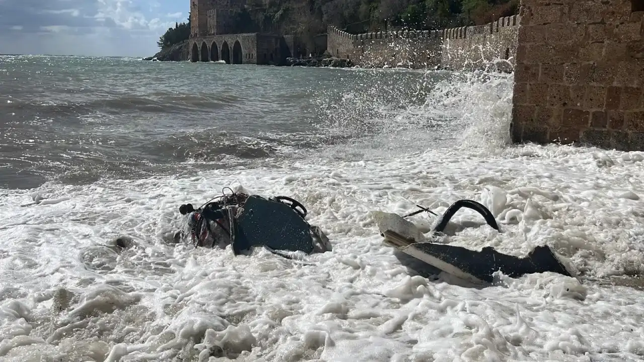 alanyada-firtinaya-yakalanan-balikci-teknesi-karaya-oturdu