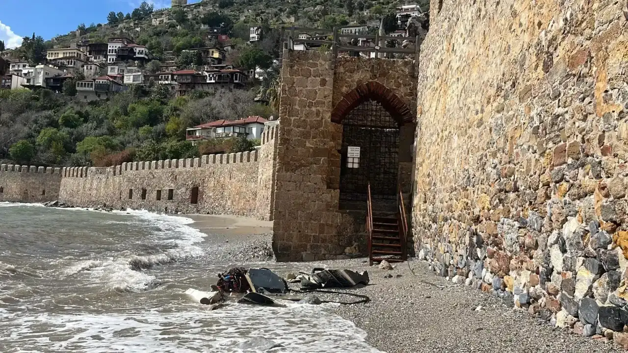 alanyada-firtinaya-yakalanan-balikci-teknesi-karaya-oturdu