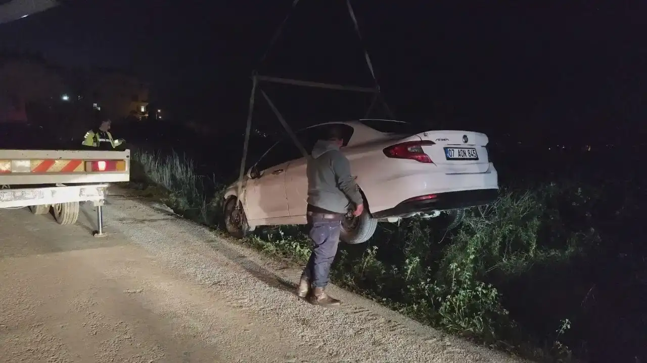 manavgatta-kanala-ucan-kiralik-aracin-surucusu-sir-oldu