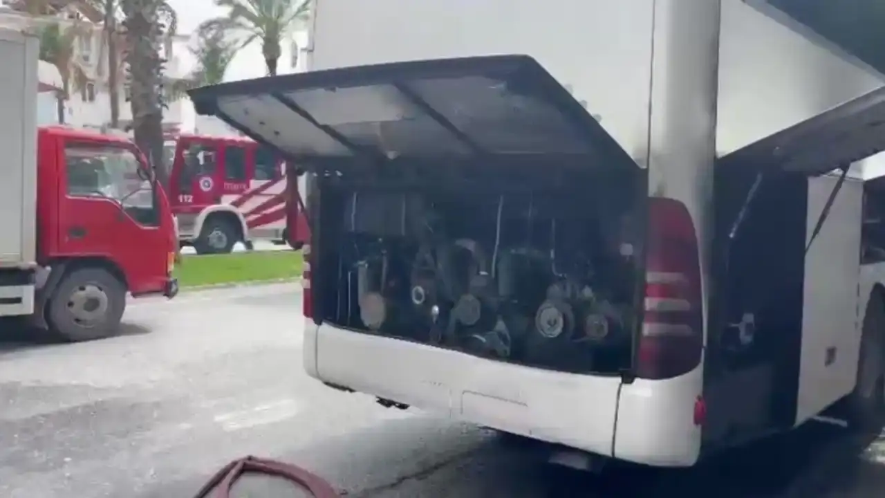 manavgatta-park-halindeki-otobus-yanmaktan-son-an-kurtarildi