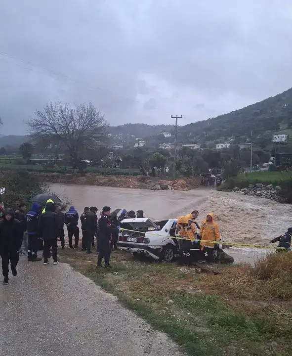 milasta-sel-otomobili-dereye-surukledi-1-olu-1-yarali