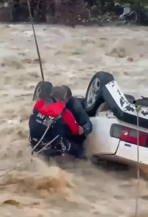 milasta-sel-otomobili-dereye-surukledi-1-olu-1-yarali