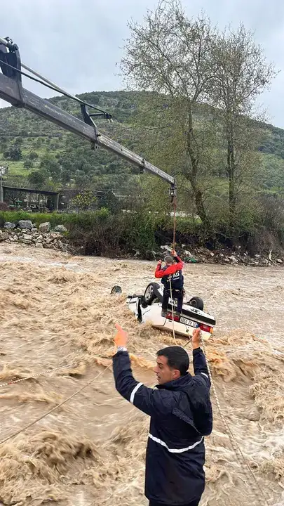 milasta-sel-otomobili-dereye-surukledi-1-olu-1-yarali