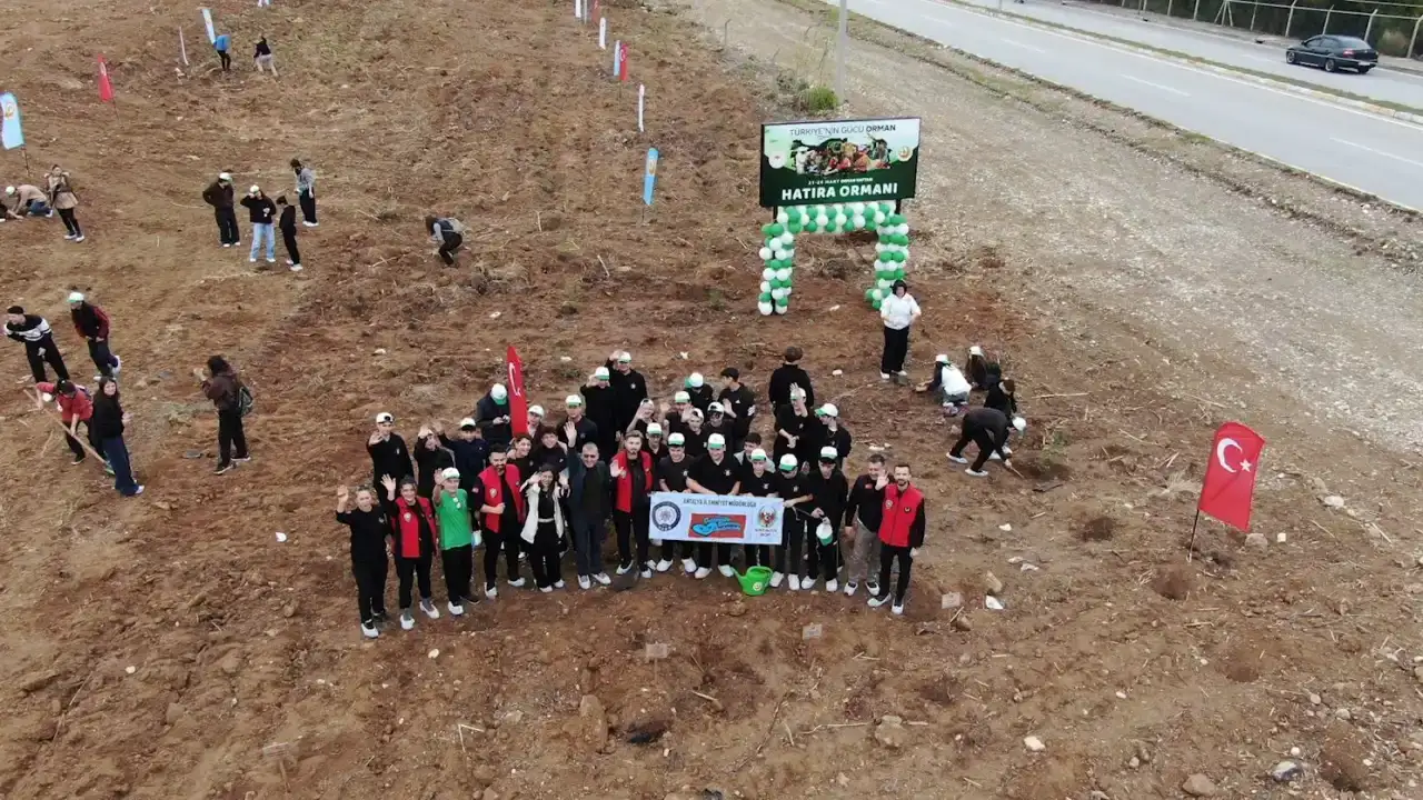 antalya-emniyetinden-anlamli-etkinlik-ogrencilere-fidan-dikimi-gerceklestirildi