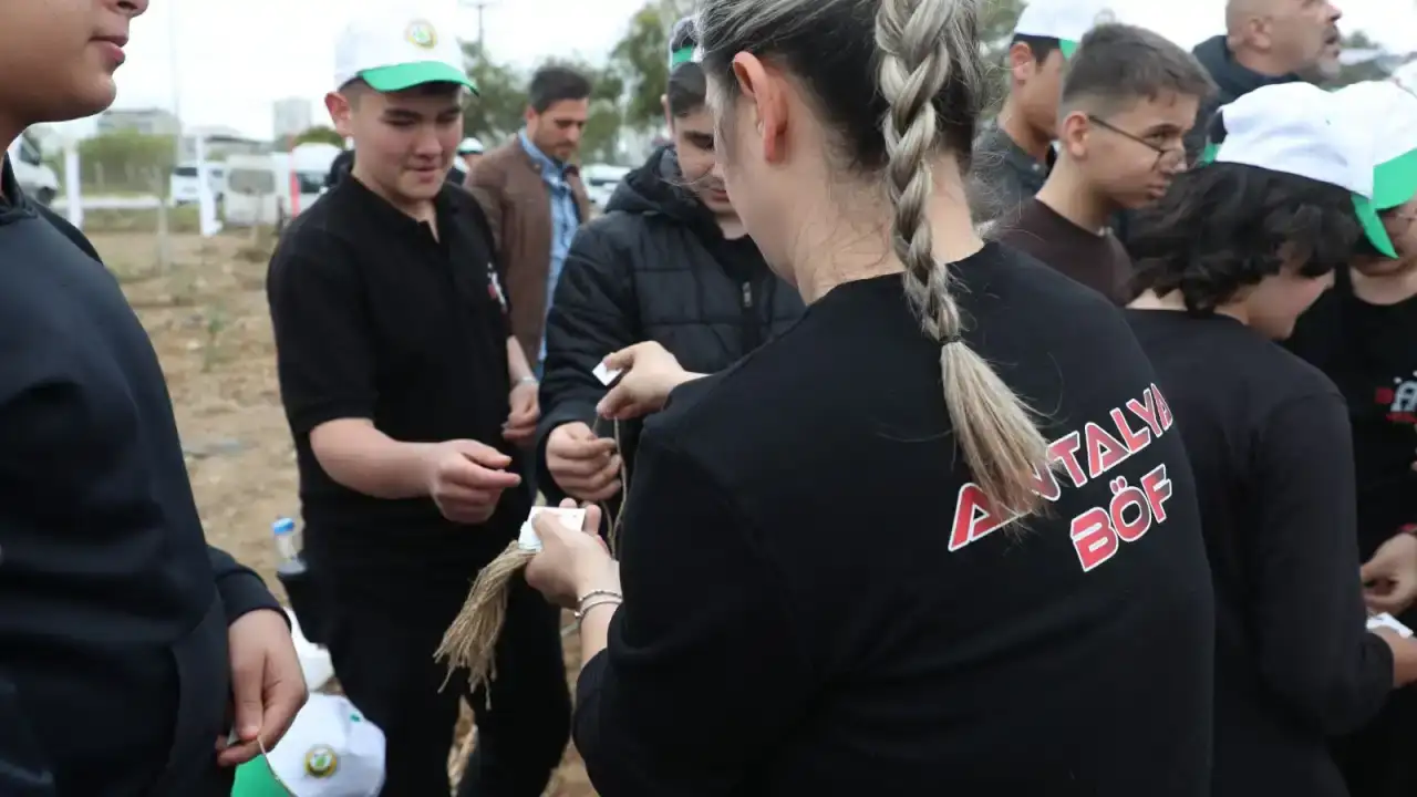 antalya-emniyetinden-anlamli-etkinlik-ogrencilere-fidan-dikimi-gerceklestirildi