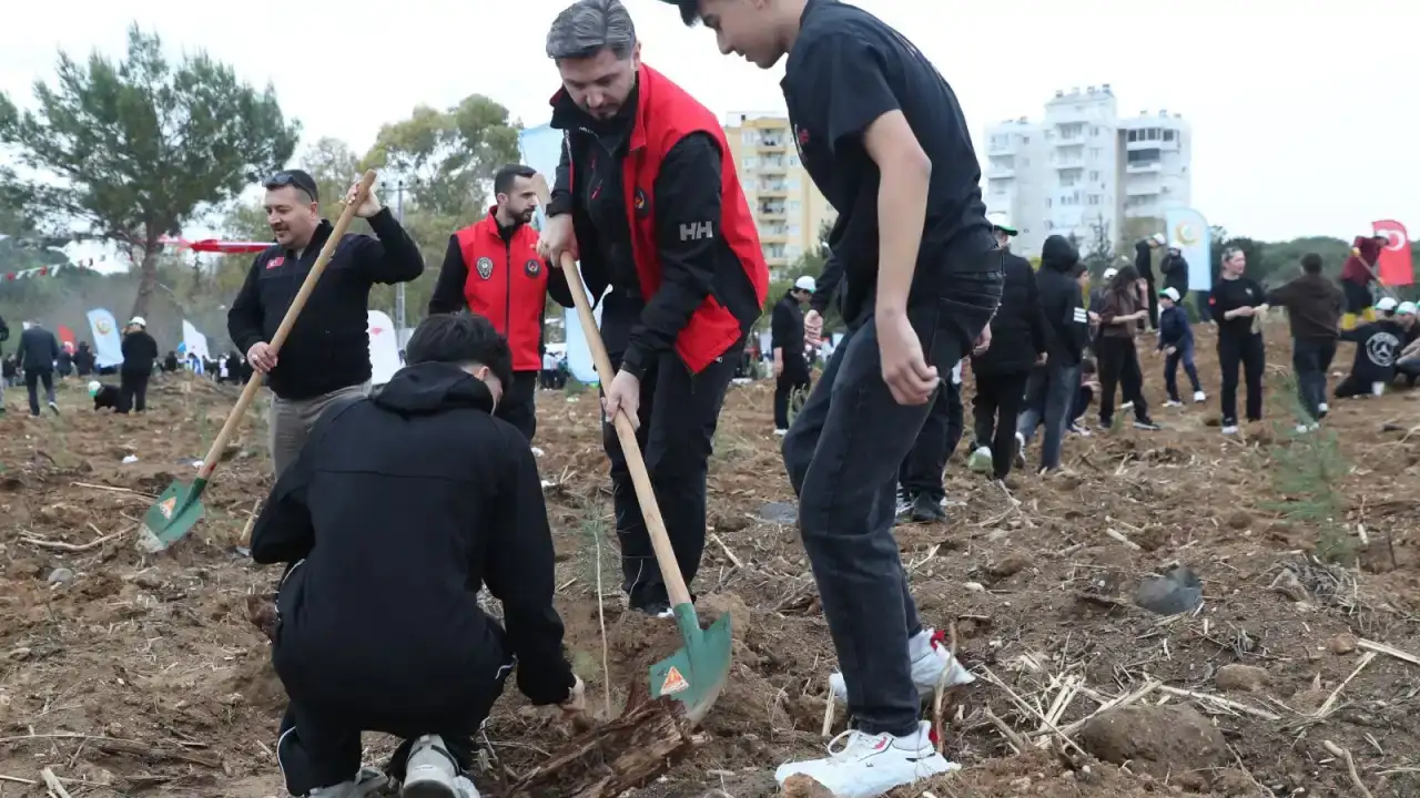 antalya-emniyetinden-anlamli-etkinlik-ogrencilere-fidan-dikimi-gerceklestirildi