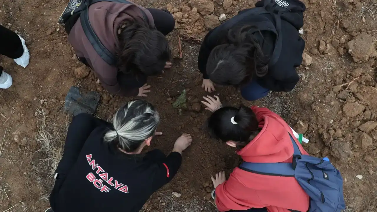 antalya-emniyetinden-anlamli-etkinlik-ogrencilere-fidan-dikimi-gerceklestirildi