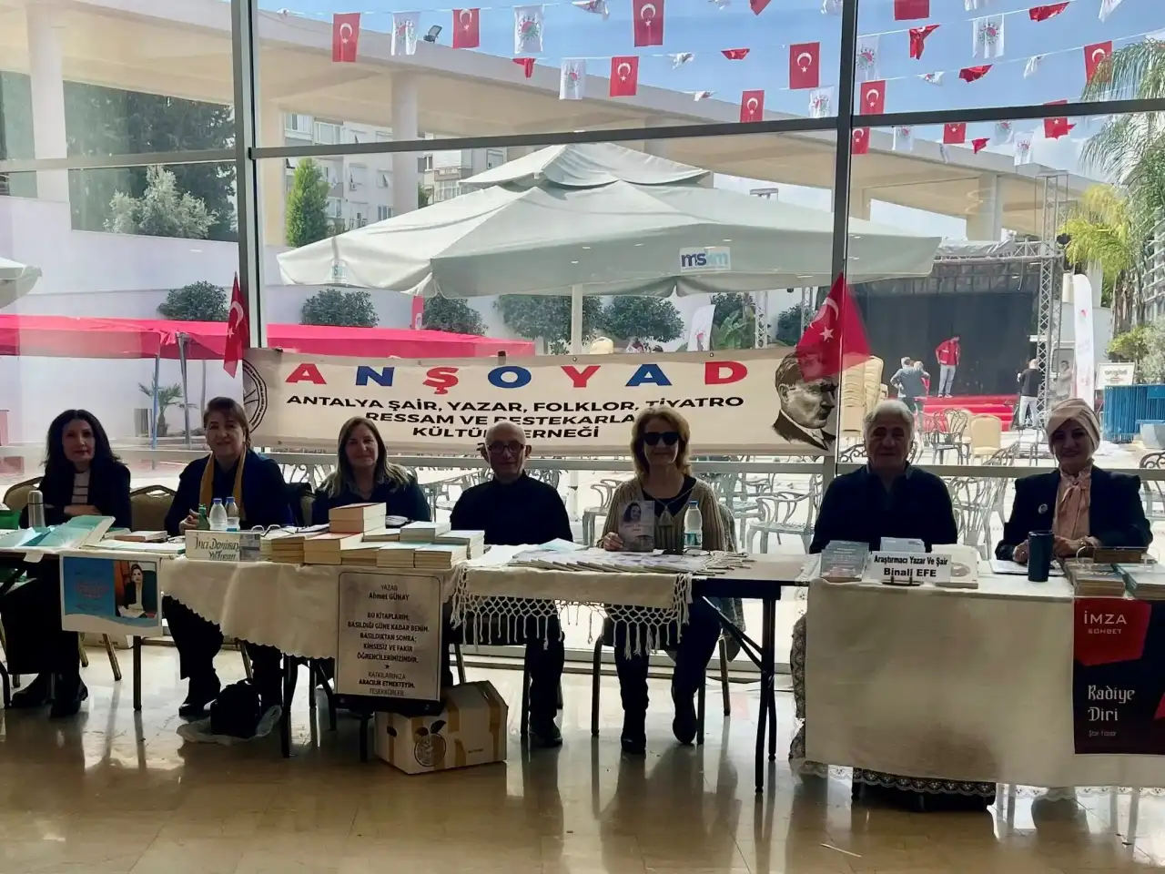 antalya-kepez-kitap-fuarinda-binali-efeye-yogun-ilgi