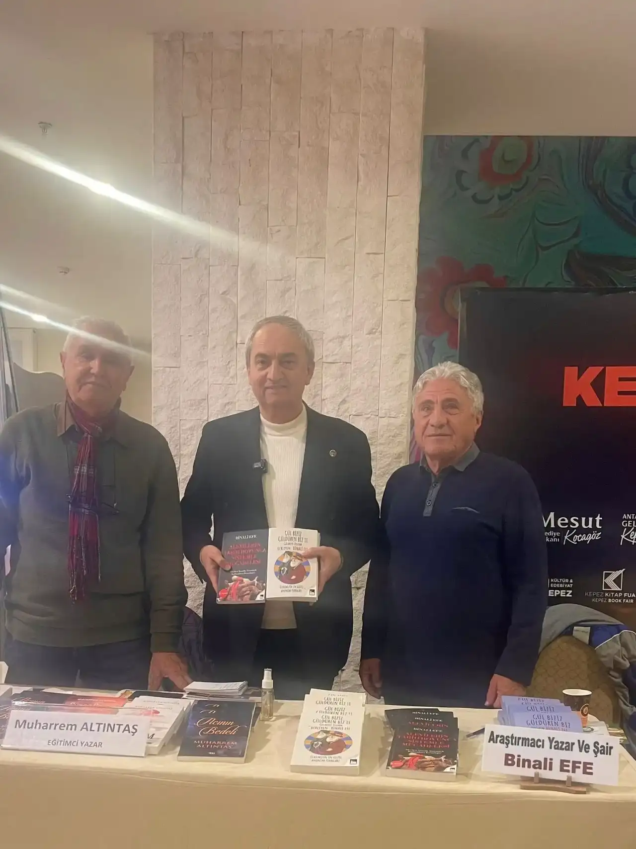 antalya-kepez-kitap-fuarinda-binali-efeye-yogun-ilgi