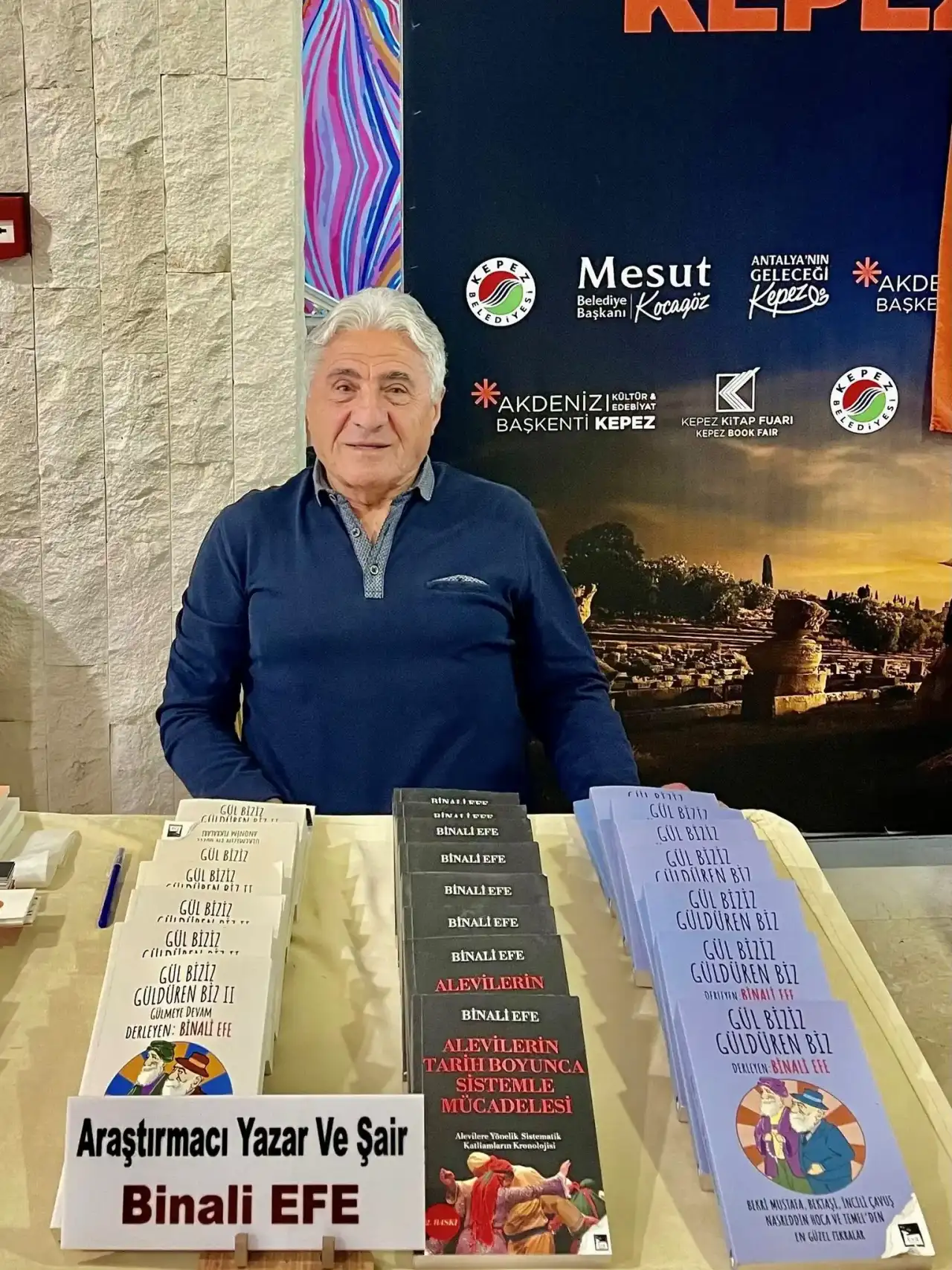 antalya-kepez-kitap-fuarinda-binali-efeye-yogun-ilgi