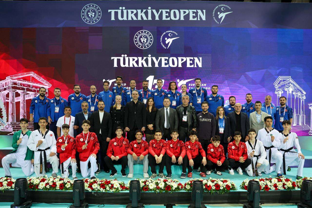 antalyada-taekwondo-ruzgari-gencler-madalyalara-kostu