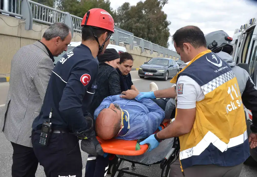 serik-dikmen-alt-gecidinde-zincirleme-kaza-surucu-aracta-sikisti