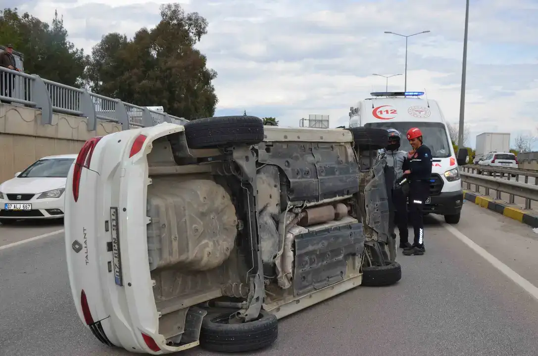 serik-dikmen-alt-gecidinde-zincirleme-kaza-surucu-aracta-sikisti