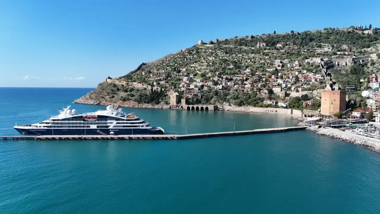 alanya-limanina-fransiz-kruvaziyer-gemisi-demirledi