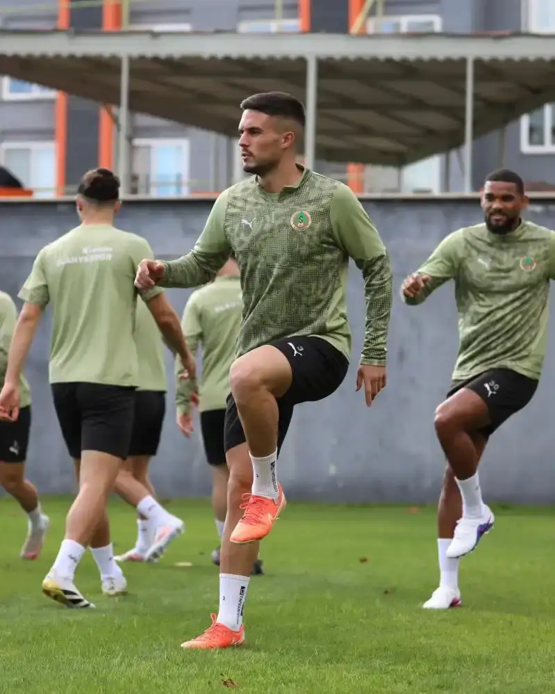 alanyasporda-gaziantep-fk-hazirliklari-surerken-efecan-karaca-sakatlandi