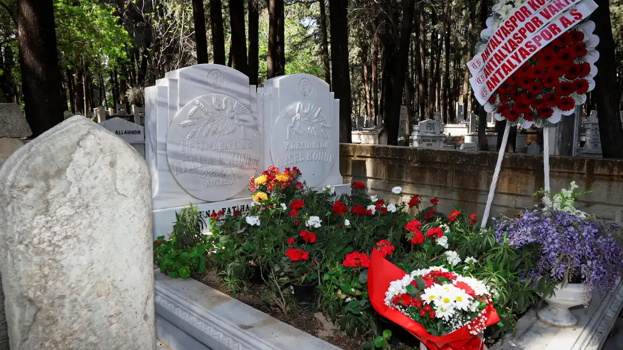 antalyasporun-kurucusu-atilla-vehbi-konuk-unutulmadi-vefatinin-17nci-yilinda-anildi