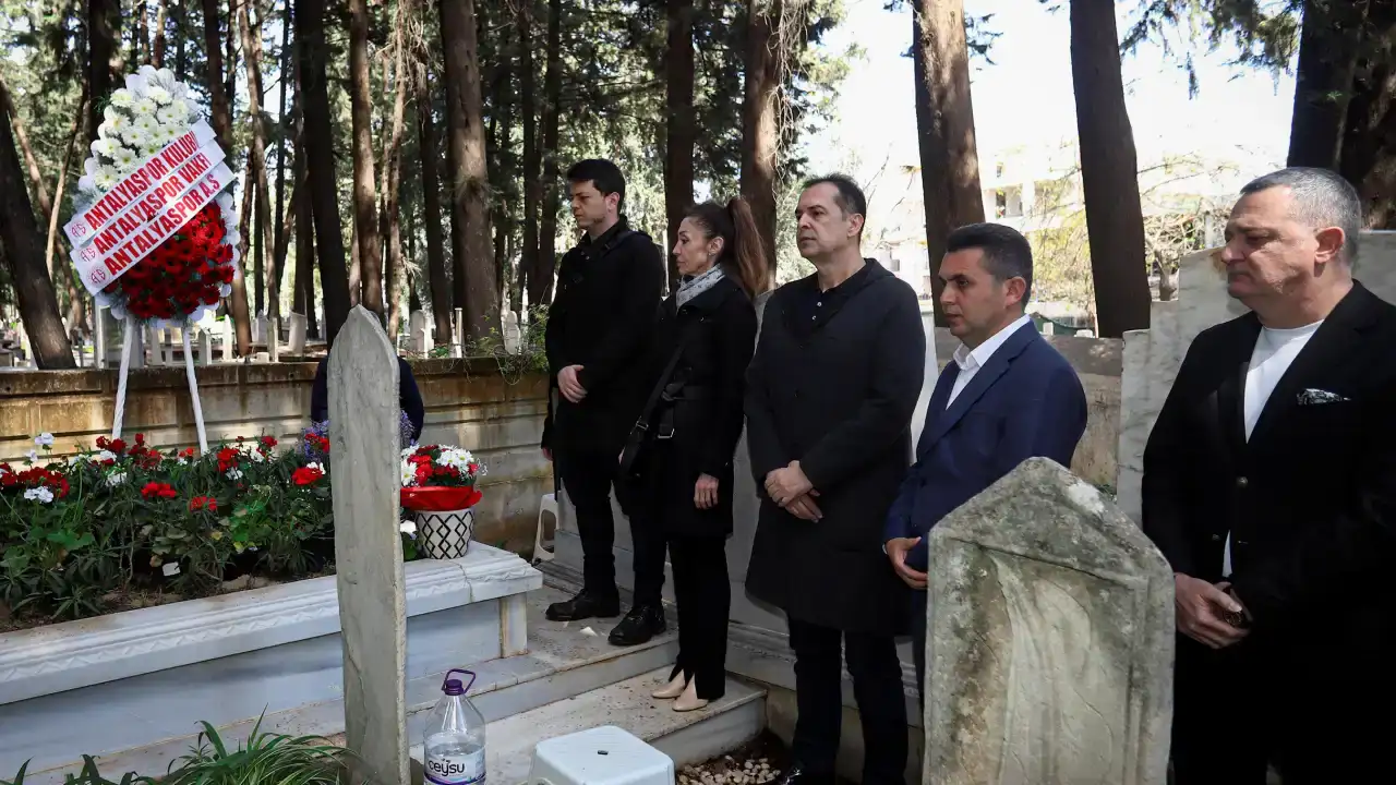 antalyasporun-kurucusu-atilla-vehbi-konuk-unutulmadi-vefatinin-17nci-yilinda-anildi