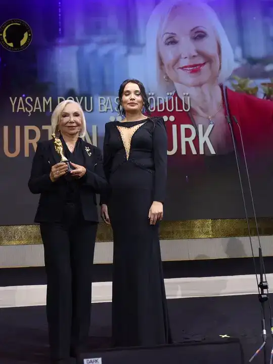 kadin-zirvesinde-antalya-ruzgari-nurten-ozturk-ve-kizi-filiz-ozturk-odullendirildi