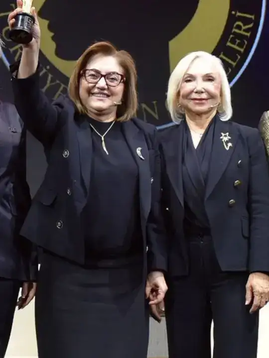 kadin-zirvesinde-antalya-ruzgari-nurten-ozturk-ve-kizi-filiz-ozturk-odullendirildi