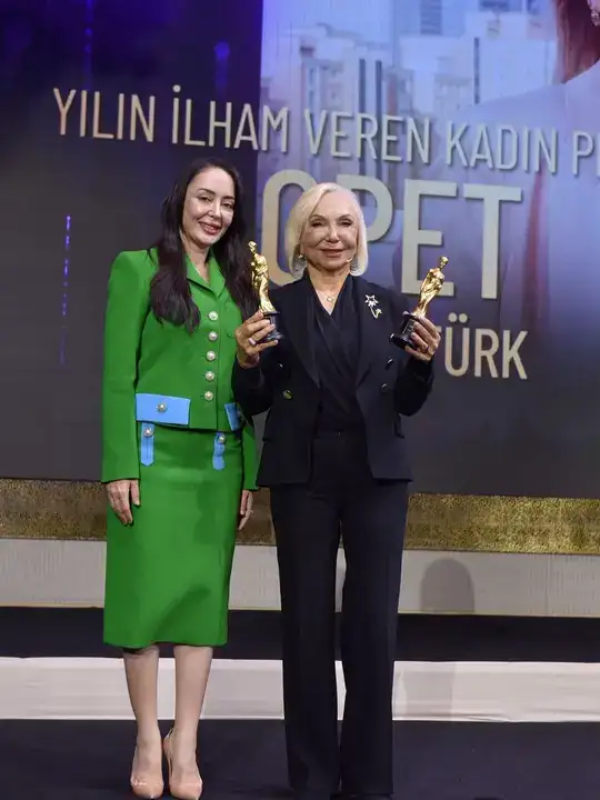 kadin-zirvesinde-antalya-ruzgari-nurten-ozturk-ve-kizi-filiz-ozturk-odullendirildi