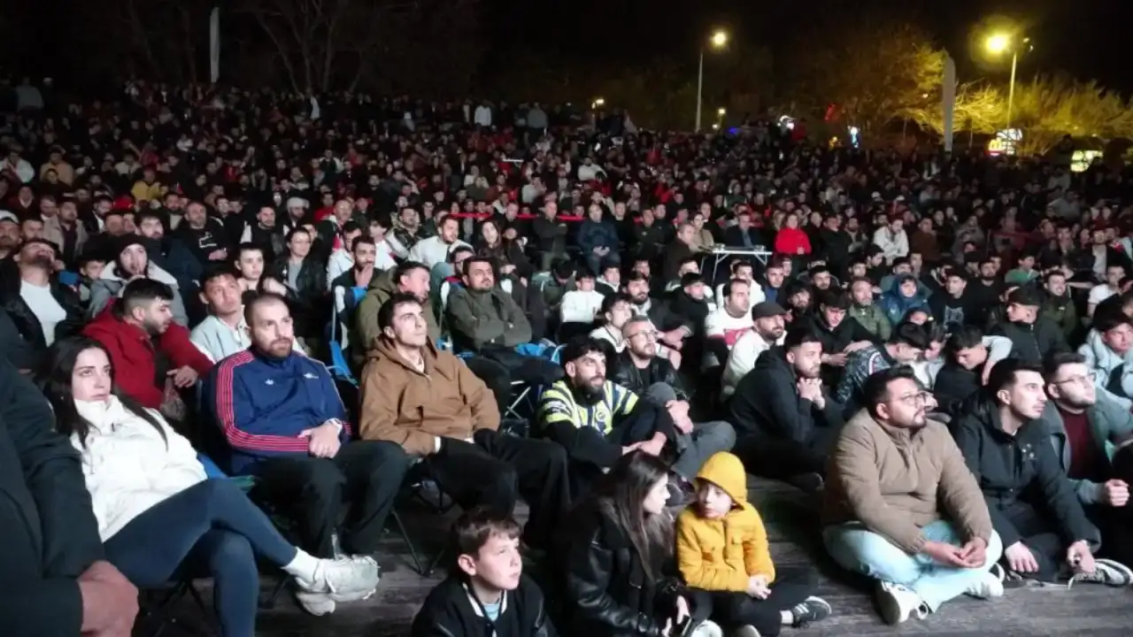 a-milliler-kazandi-antalyada-dunya-kupasi-sevinci-sokaklara-tasti