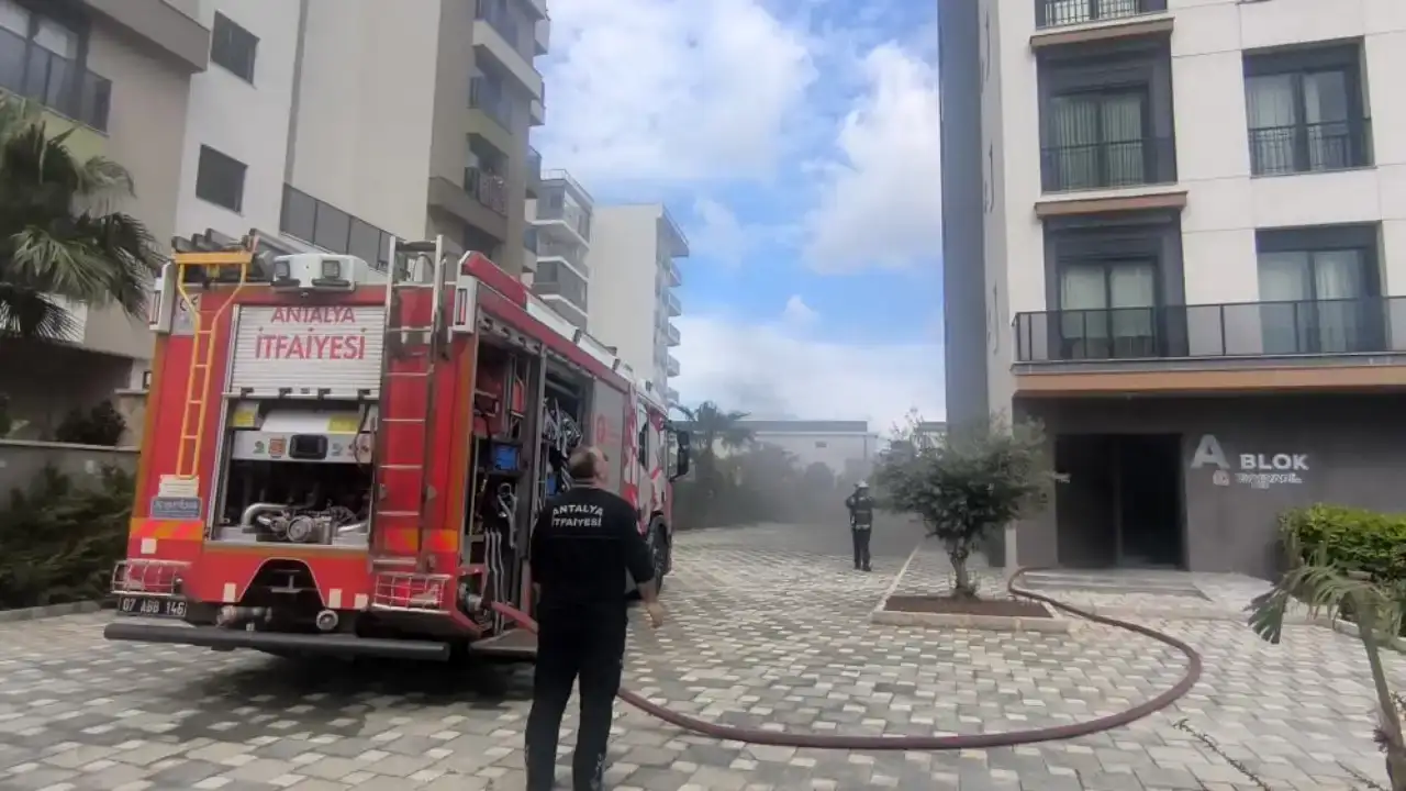 aksuda-luks-sitede-yangin-cikti-daire-kullanilamaz-hale-geldi