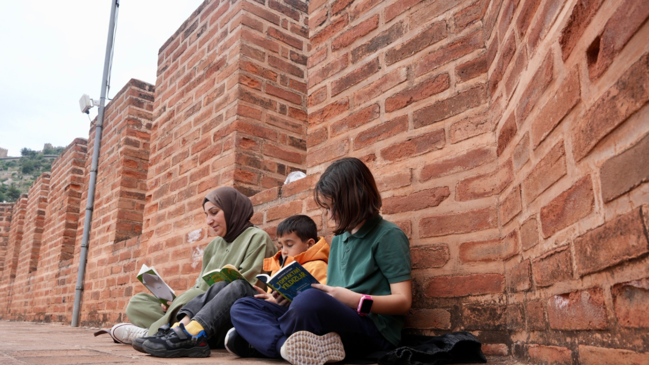 alanyada-800-yillik-mirasa-800-ogrenciyle-kitap-selami