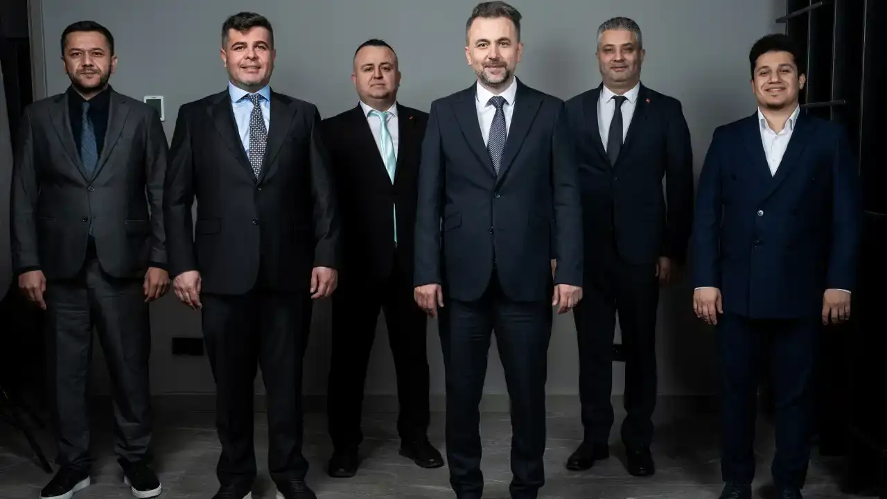 baibde-turkuaz-ve-kirmizi-listeler-yarisiyor