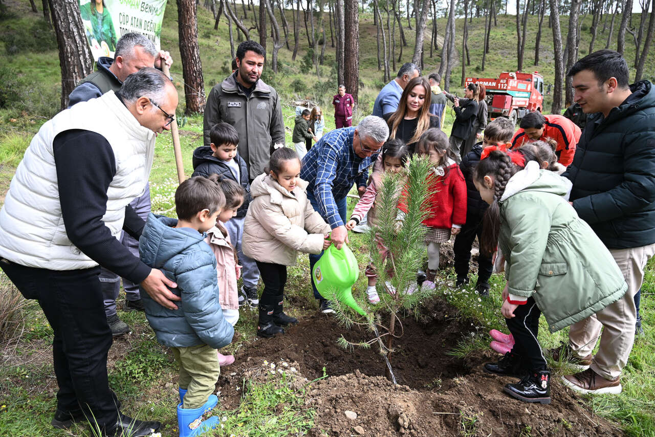 kemerde-gelecege-nefes-protokol-ve-ogrenciler-el-ele-fidan-dikti