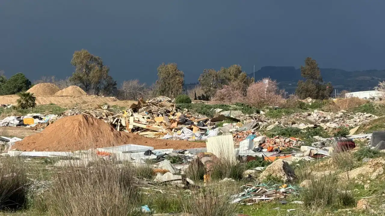 manavgatin-kus-cenneti-moloz-dagina-dondu