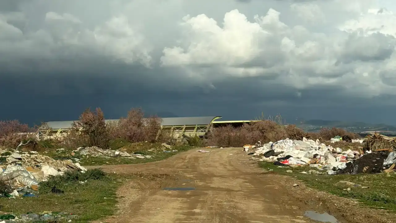 manavgatin-kus-cenneti-moloz-dagina-dondu