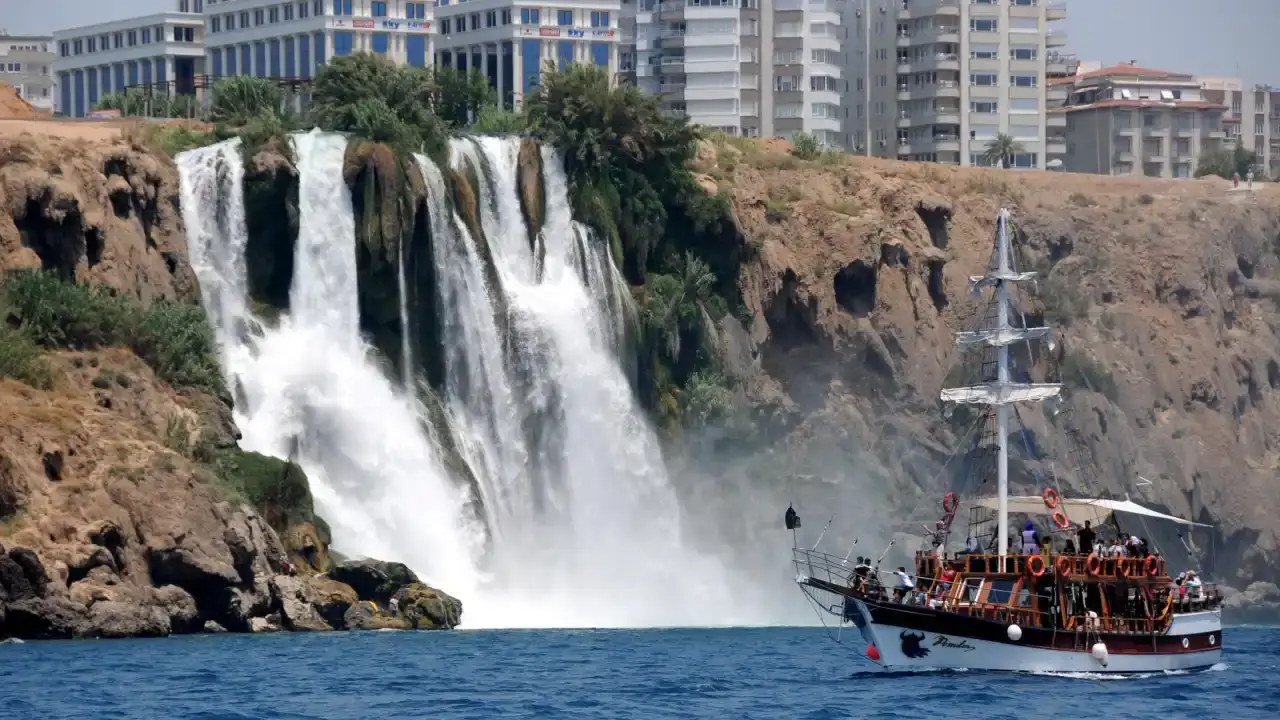 orta-doguda-savas-antalya-turizminde-dengeleri-bozdu