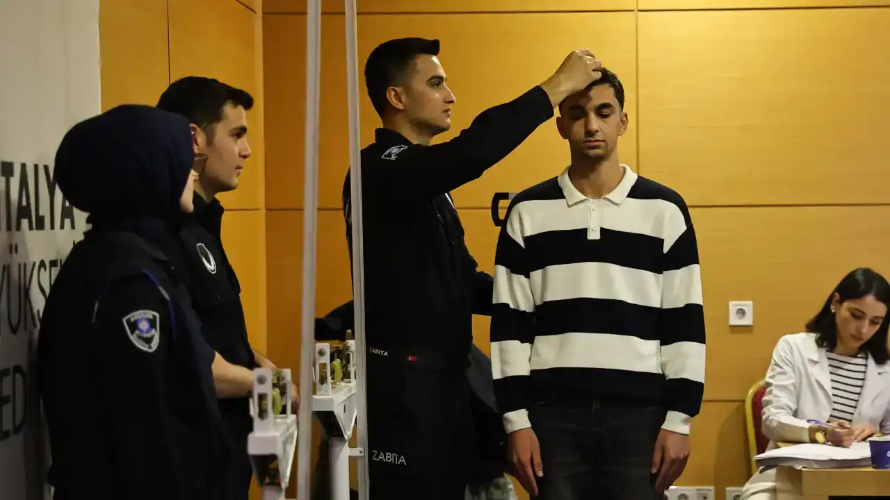 antalya-buyuksehir-belediyesi-90-zabita-memuru-suruyor