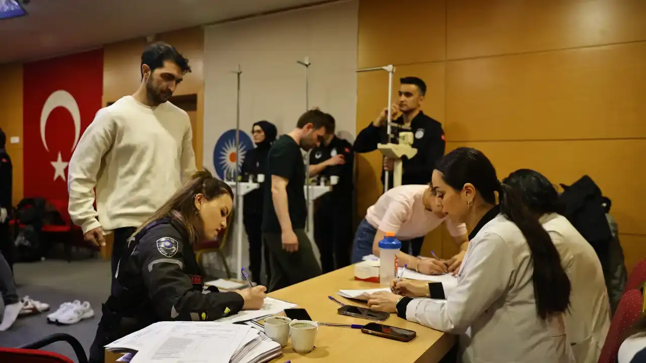 antalya-buyuksehir-belediyesi-90-zabita-memuru-suruyor