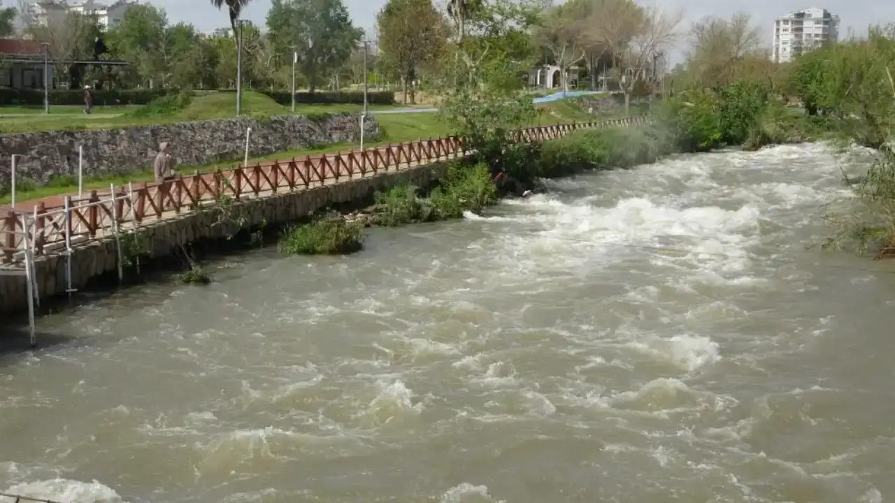 duden-selalesindeki-akinti-sonrasi-masmavi-deniz-kahverengiye-burundu