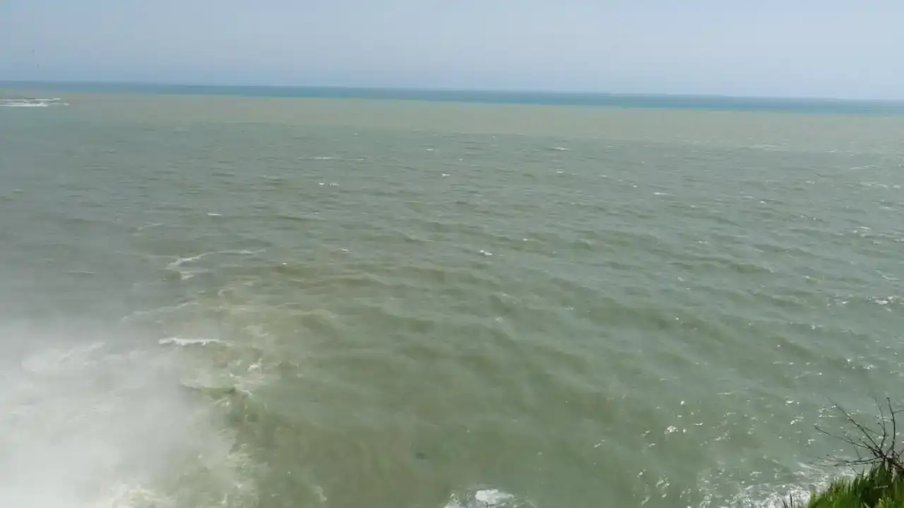 duden-selalesindeki-akinti-sonrasi-masmavi-deniz-kahverengiye-burundu