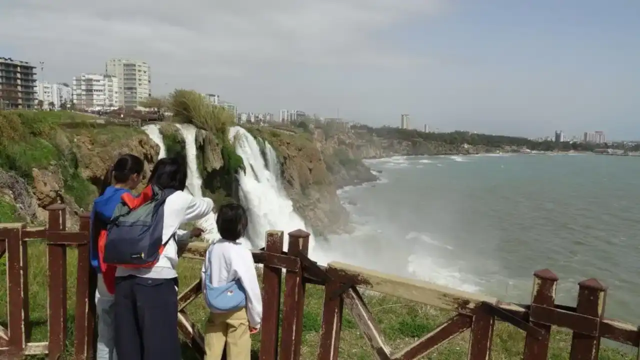 duden-selalesindeki-akinti-sonrasi-masmavi-deniz-kahverengiye-burundu