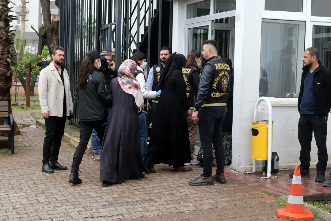 kepezde-genc-kadinin-supheli-olumu-yakinlari-dahil-10-kisi-adliyede