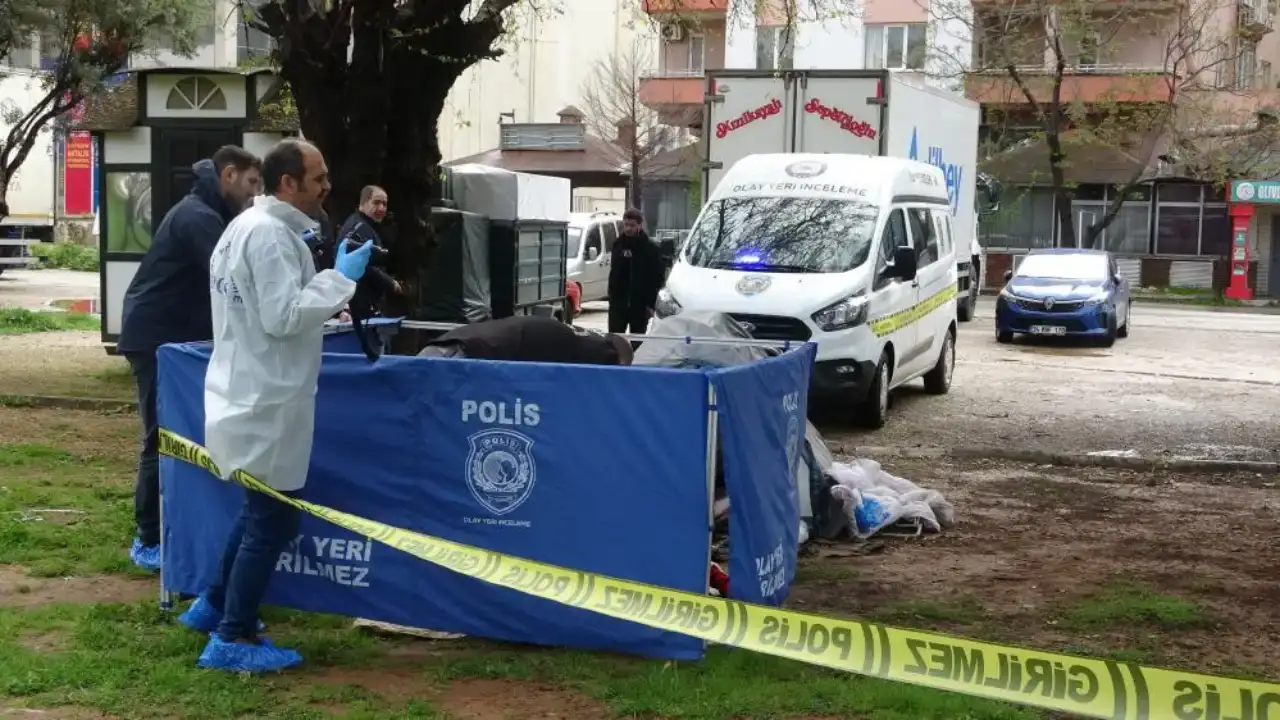 muratpasada-park-icerisinde-cadirda-yasayan-adam-olu-olarak-bulundu