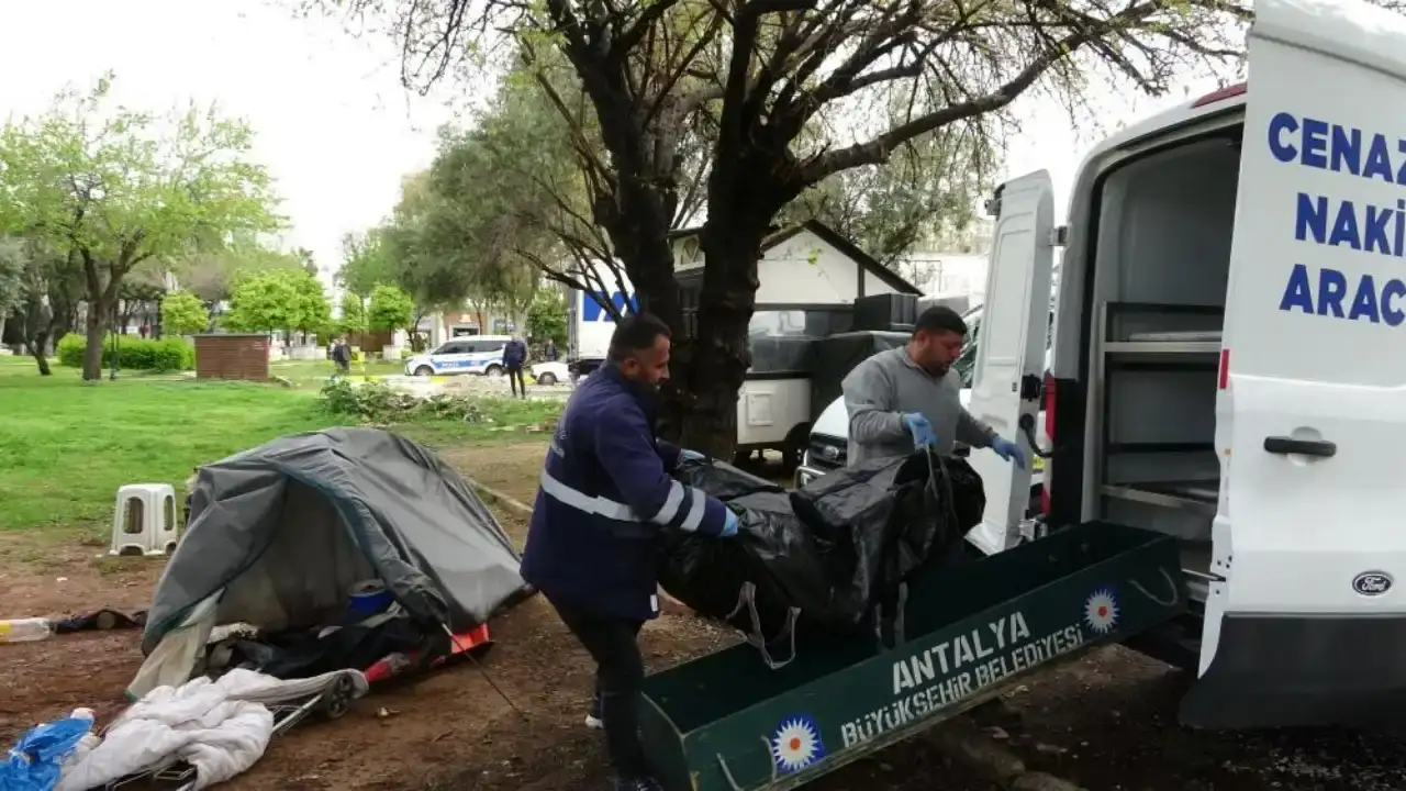 muratpasada-park-icerisinde-cadirda-yasayan-adam-olu-olarak-bulundu