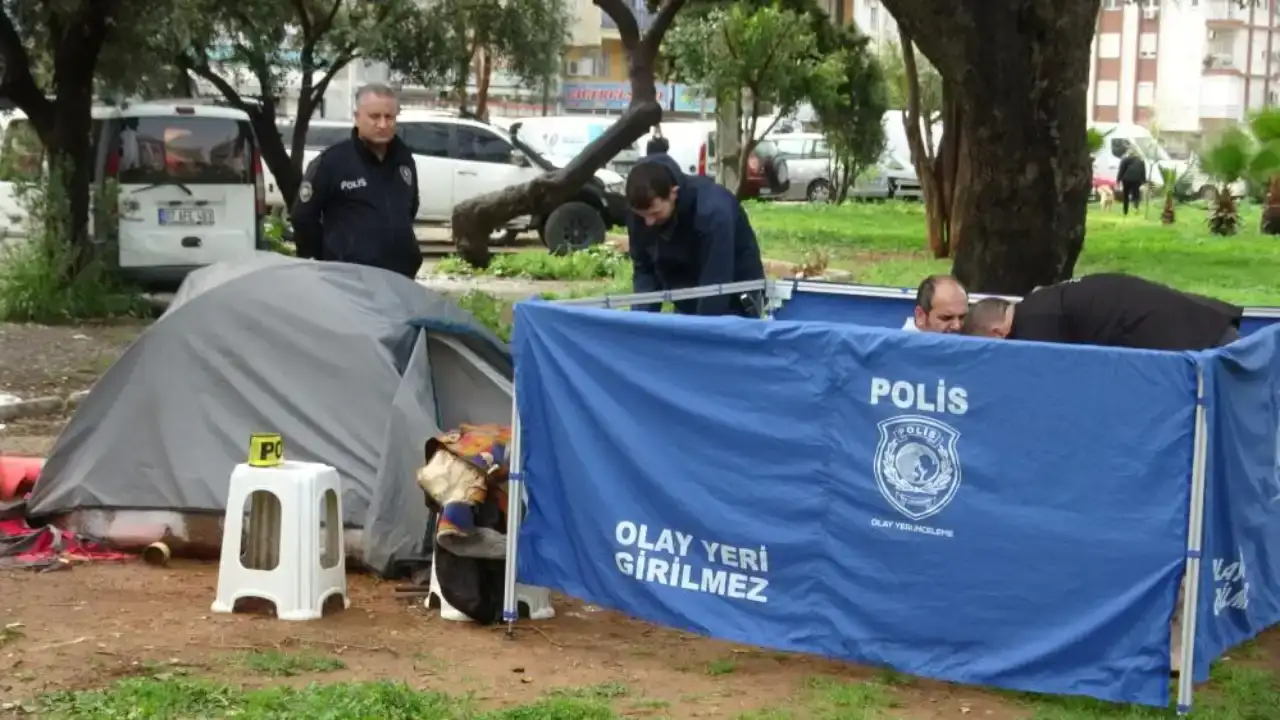 muratpasada-park-icerisinde-cadirda-yasayan-adam-olu-olarak-bulundu