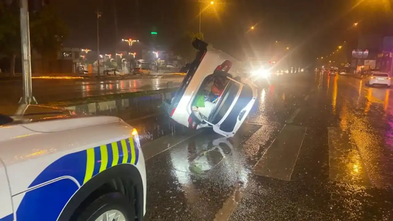 serikte-otomobil-refuje-carparak-yan-yatti-arac-icerisindekilerin-burnu-bile-kanamadi