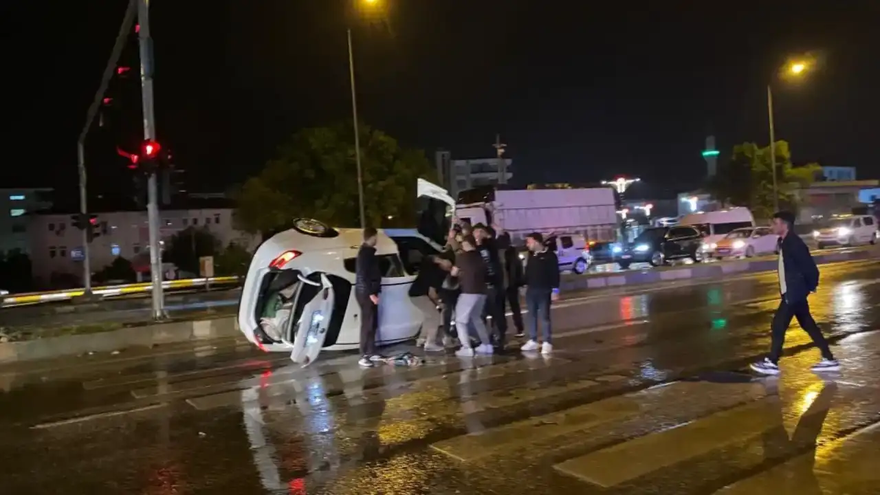 serikte-otomobil-refuje-carparak-yan-yatti-arac-icerisindekilerin-burnu-bile-kanamadi