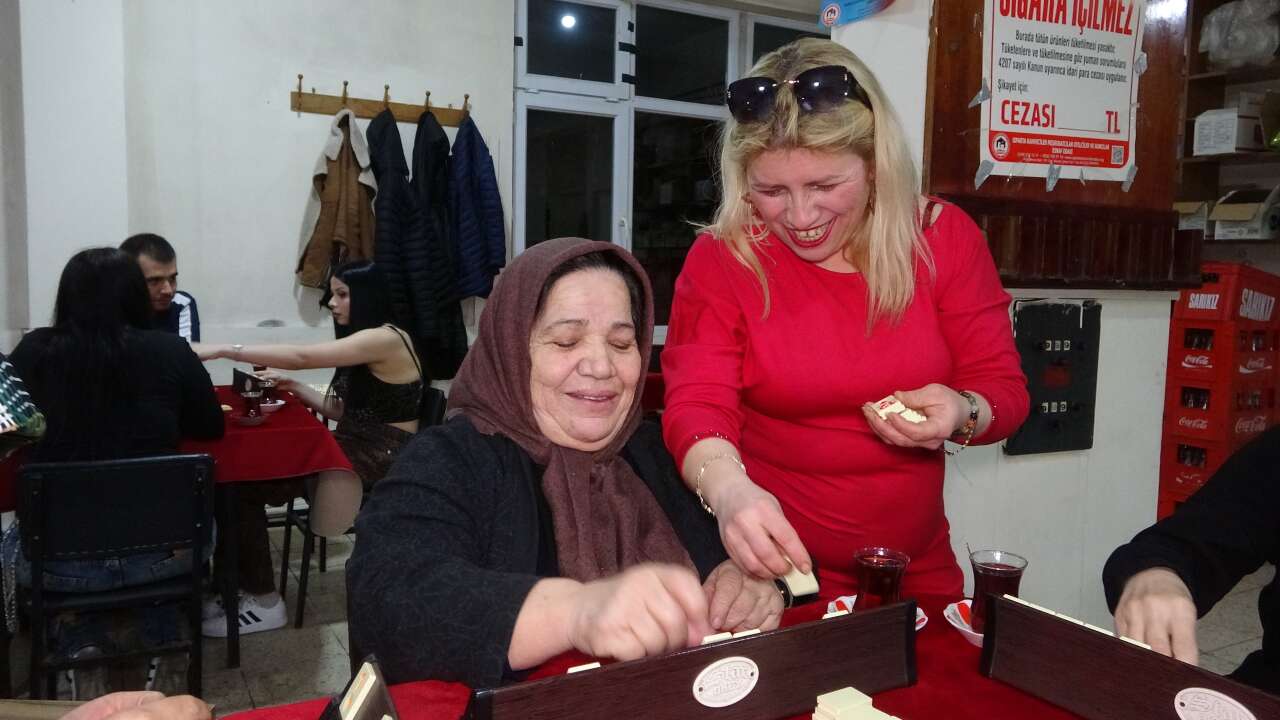 ispartada-ezber-bozan-kiraathane-kadinlar-okey-masasinda-stres-atiyor