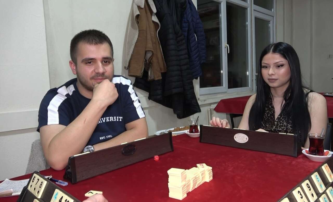 ispartada-ezber-bozan-kiraathane-kadinlar-okey-masasinda-stres-atiyor