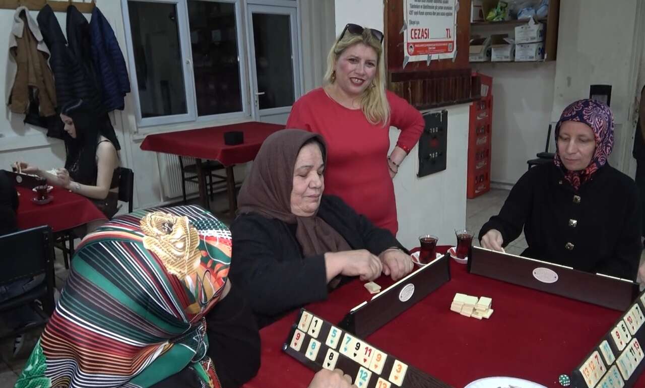ispartada-ezber-bozan-kiraathane-kadinlar-okey-masasinda-stres-atiyor