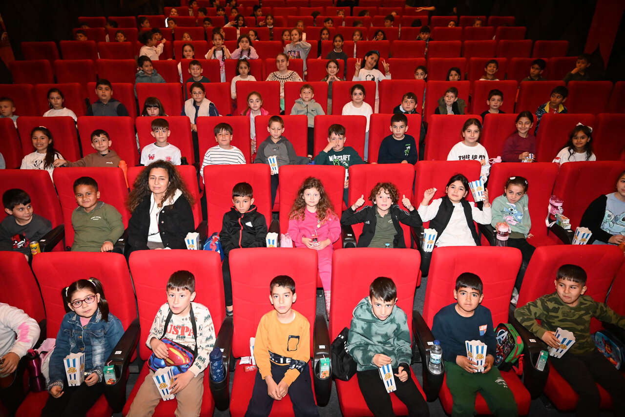 kemerde-okul-siralari-bos-kaldi-sinema-doldu-tasti